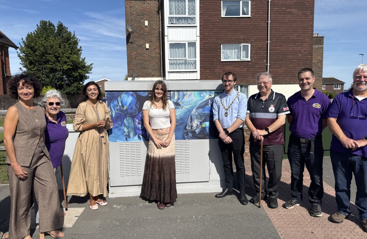 MP Unveils Winning Artwork on Lightning Fibre Cabinet for Hailsham Festival Launch